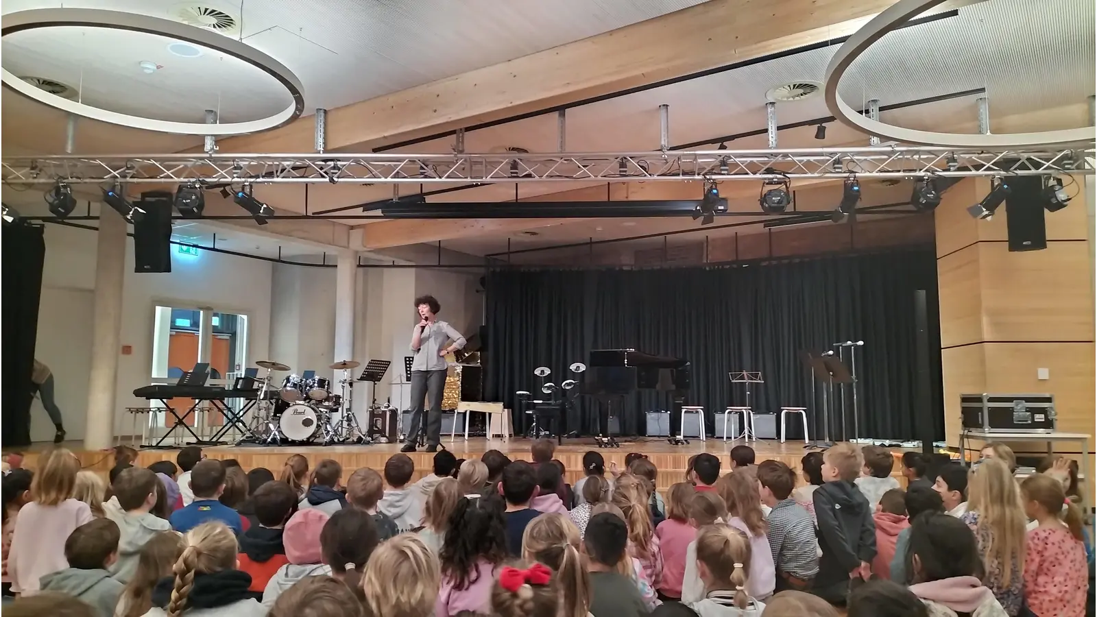 Die Dritt- und Viertklässlern der Grundschule Am Harrl begeisterten sich Ende Januar beim Instrumenten-Workshop für Musik.  (Foto: privat)