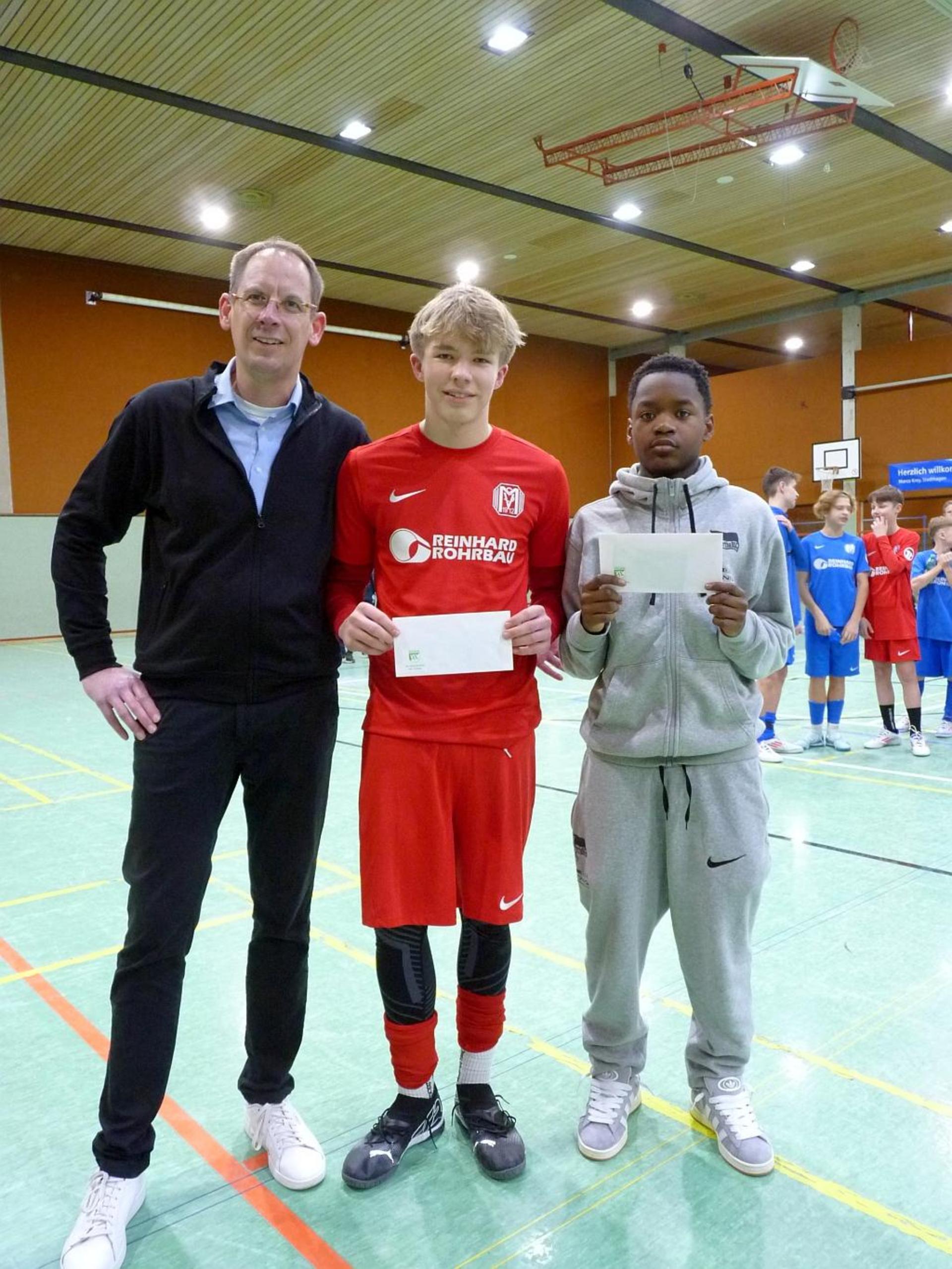 Bester Torwart/Torschütze VGH-Cup: Michael Grote VGH mit Jonathan Nüsse (SV Meppen) und Jovani Nzuzi (Hertha BSC). (Foto: privat)