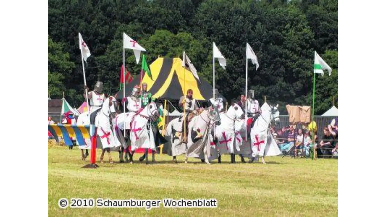 Ritter halten ihren Einzug im Schlosspark (Foto: hb)