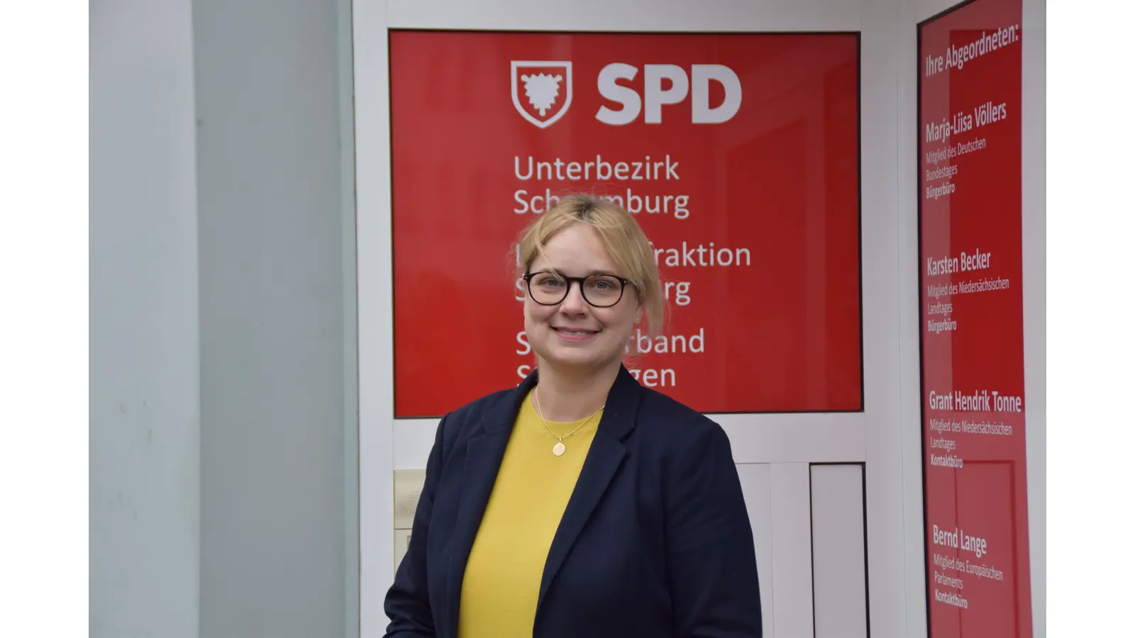 MdB Marja-Liisa Völlers vor ihrem Wahlkreisbüro in der Stadthäger Obernstraße. (Foto: ab)