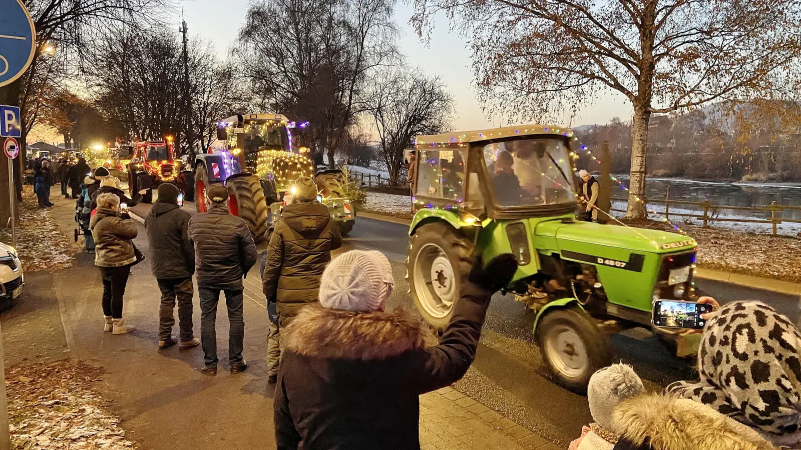 Am 7. Dezember rollen etwa 100 bunt und hell beleuchtete Trecker auf ihrer Lichterfahrt durch die Stadt.  (Foto: ste)