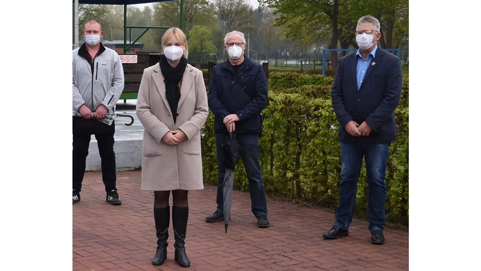 Marja-Liisa Völlers (MdB) mit Uwe Budde (SPD), Hans- Dieter Brand (SPD) und Andreas Kölle (SPD) (v.l.n.r.) im Mineralbad. (Foto: privat)