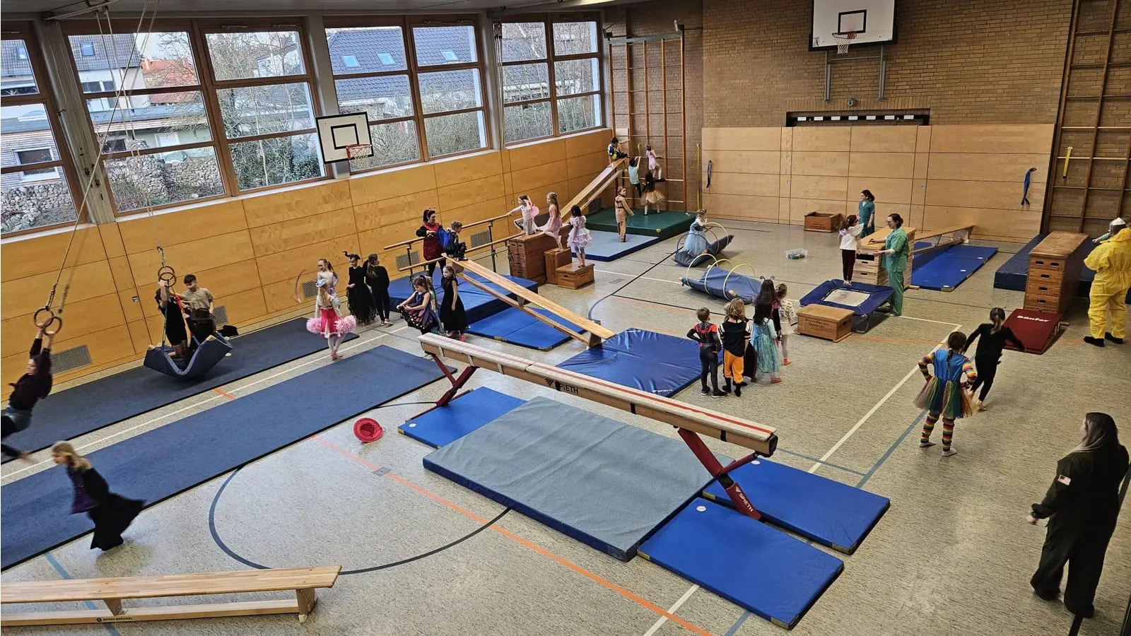 Auch in Kostümen möglich: Turnen und toben in der Sporthalle.  (Foto: privat)