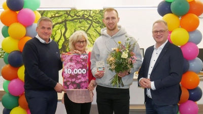 Mike Schmidt (Stadtdirektor), Annette Stang (Geschäftsführerin LaGa), Jan Hinze und Benjamin Lotz (Geschäftsführer der LaGa). (Foto: gk)