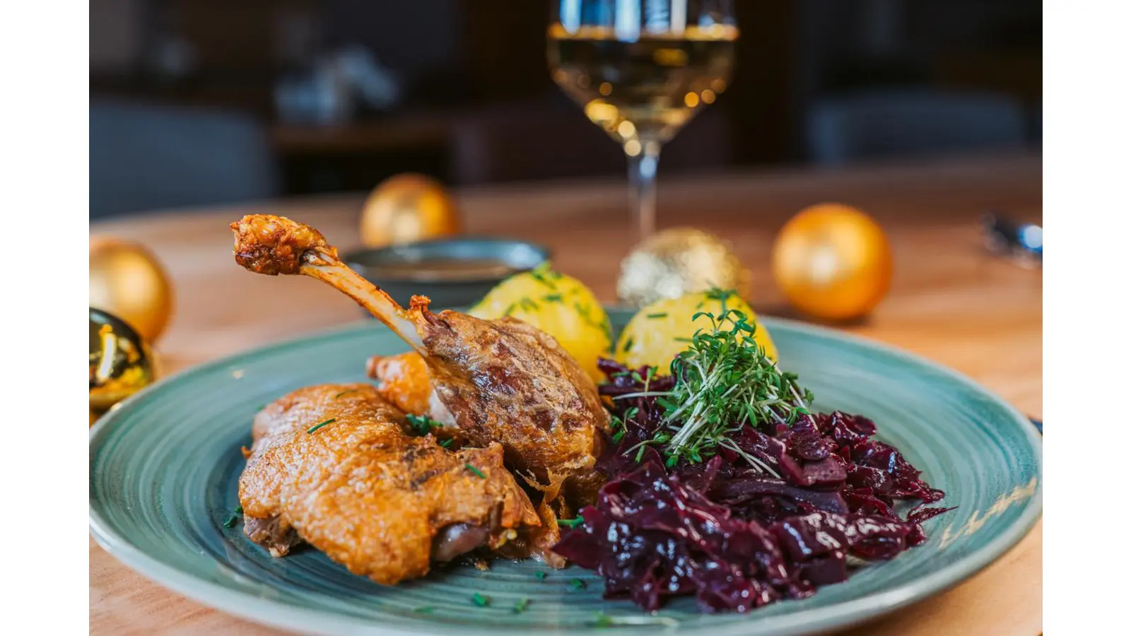 Der Winterklassiker: Oldenburger Ente mit Rotkohl und Kartoffelklößen. 