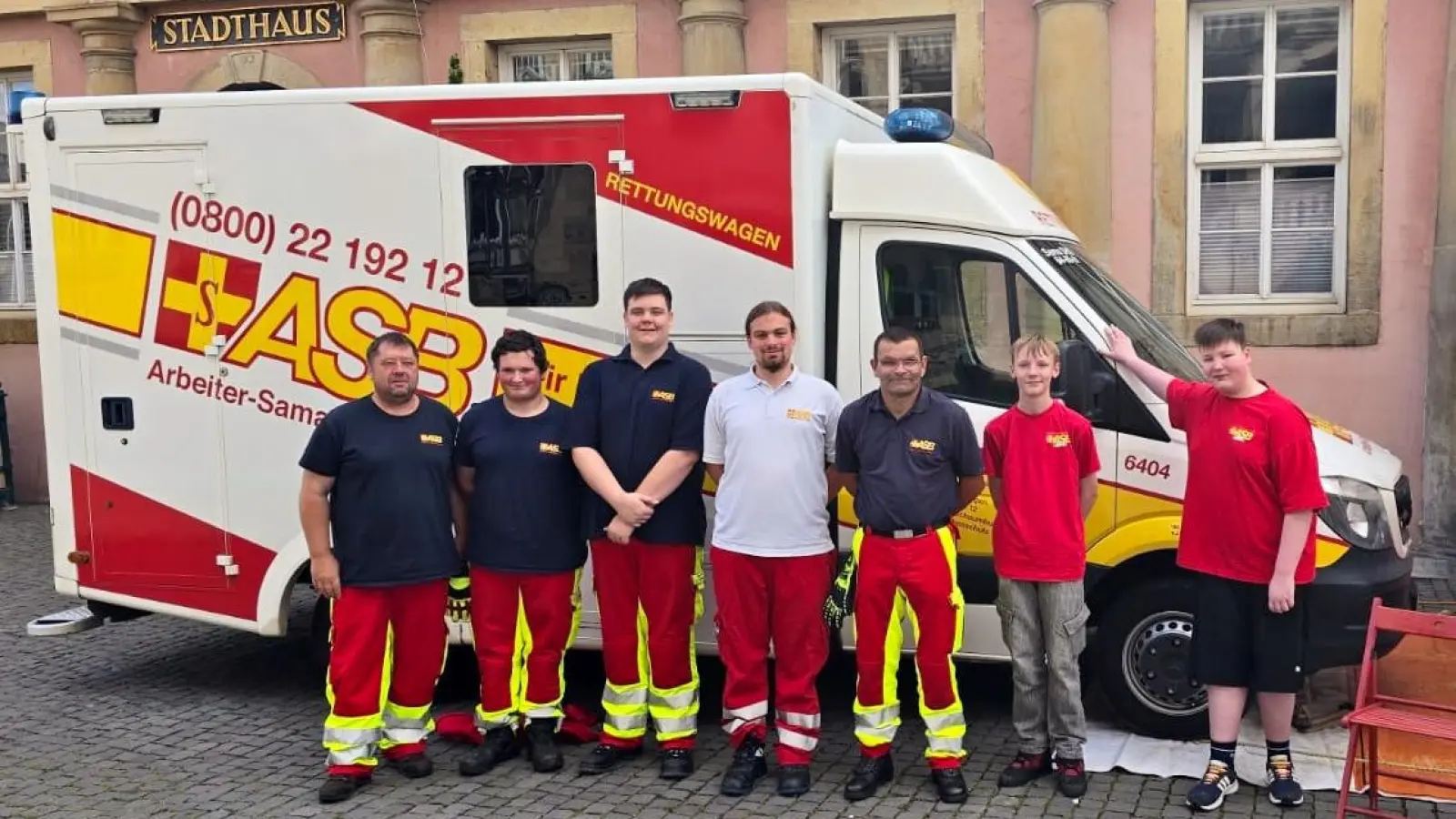 Die Samariter Drago Hanc, Simon Kuhlmann, Tobias Anke, Nico Schulte, Jens Bechtloff, Jason Feie und Julius Hamelberg bei „Bückeburg schäumt über“. (Foto:  ASB/Schaumburg)