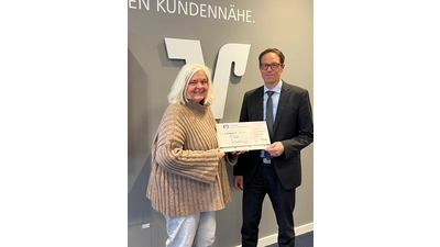 Heidi Niemeyer, Koordinatorin der Tafeln des DRK-Schaumburg nimmt die Spende von Markus Meyer von der Volksbank Hameln-Stadthagen entgegen. (Foto: privat)