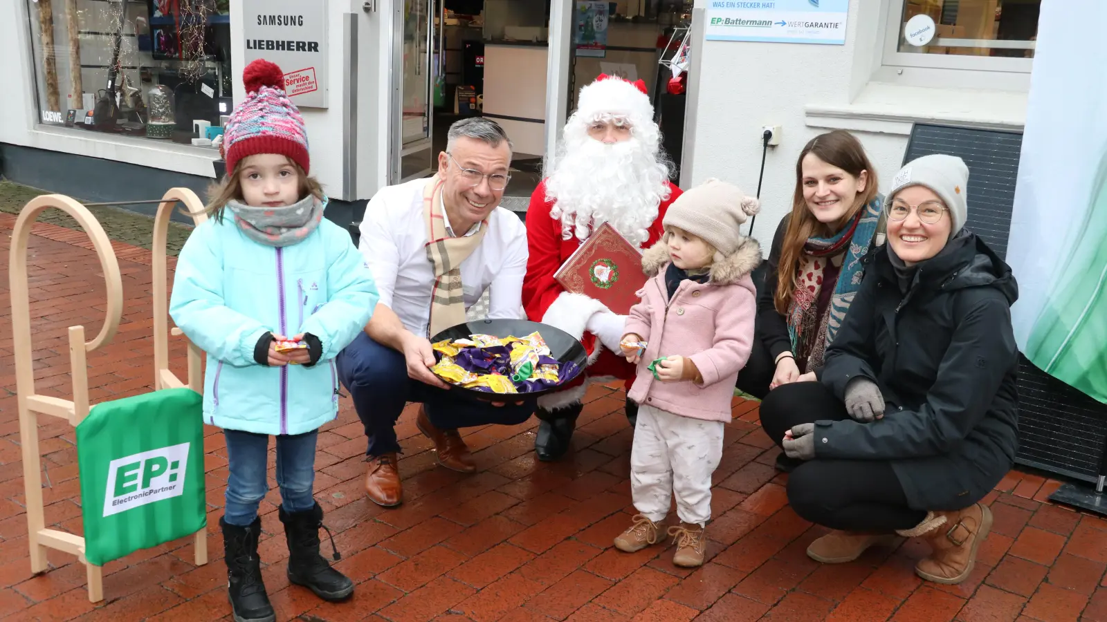 Vor dem Geschäft (v.li.): Ella, Marco Battermann, Salome, der Weihnachtsmann, Salomes Mutter Lisa und Freundin Alexandra. (Foto: gi)