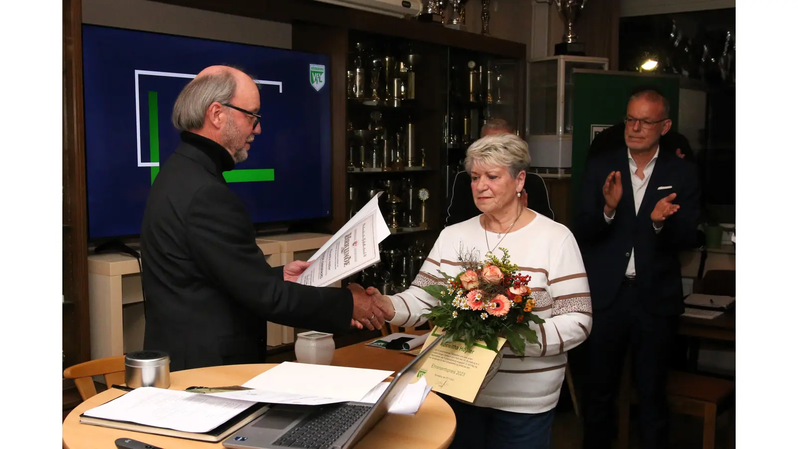 Der NFV-Kreisvorsitzende Reinhard Stemme ehrt Roswitha Hößler für ihr langjähriges Engagement für VfL-Fußballabteilung. (Foto: Borchers, Bastian)