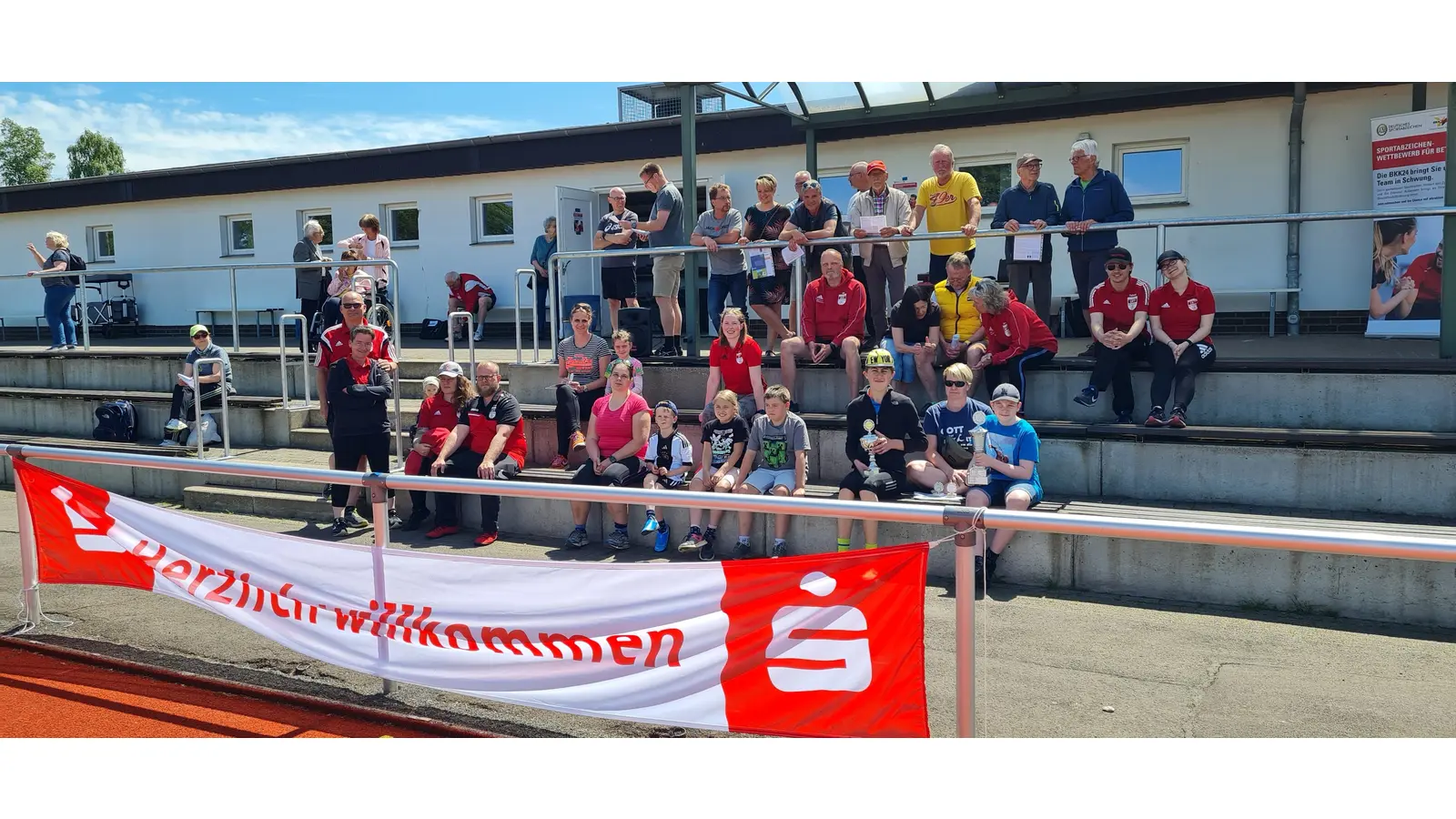 Der VfL-Stadthagen begeht seinen Sportabzeichen-Tag im Jahnstadion, nach Verleihung der Abzeichen geht es gleich an das Absolvieren von Disziplinen. (Foto: Borchers, Bastian)