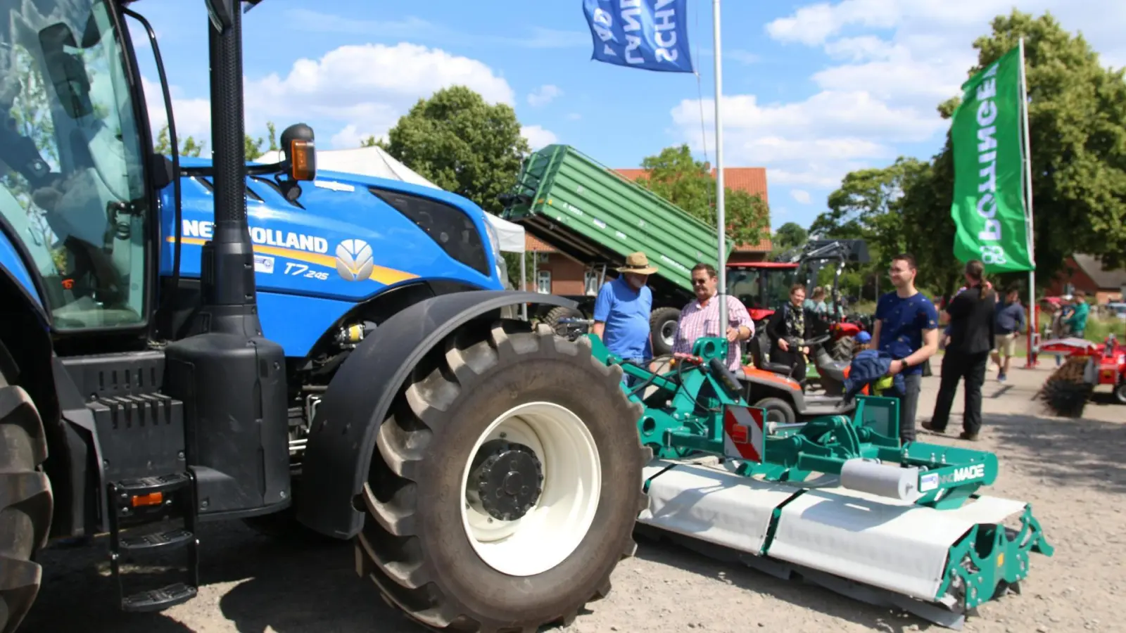 Die Besucher beim Tag des offenen Hofes lernen moderne Landtechnik kennen. (Foto: bb)