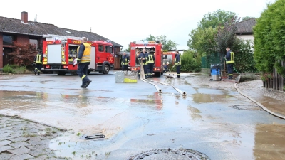 Die Feuerwehr muss in Soldorf zahlreiche Keller auspumpen.  (Foto: bb)
