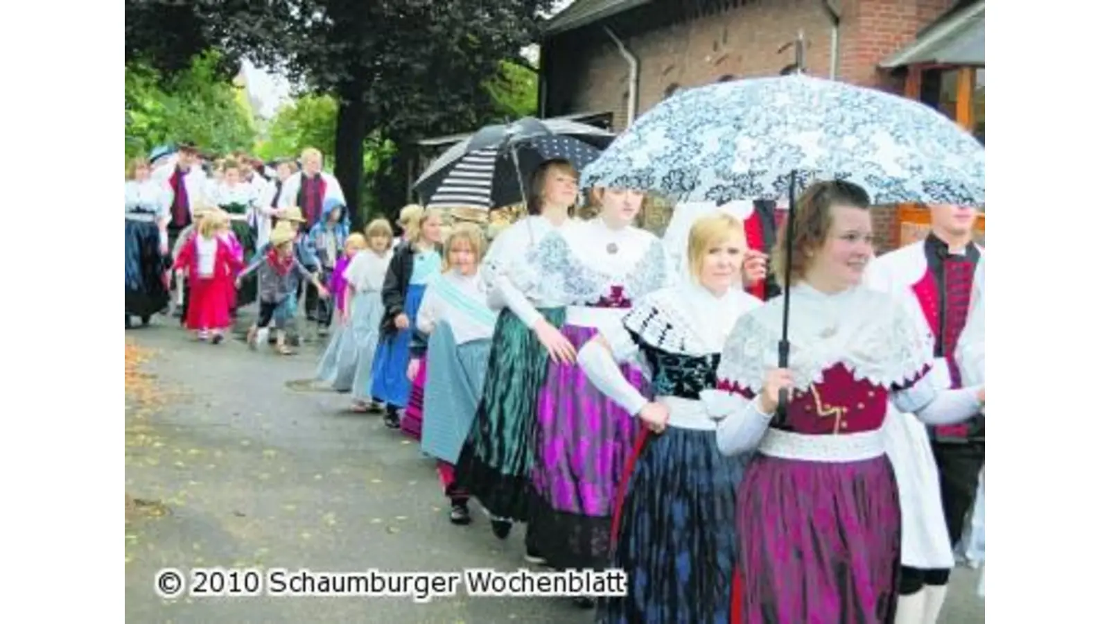 Trachtengruppen tanzen unterm Regenschirm (Foto: red)