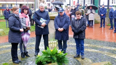 Am Mahnmal (v.li.): Wiebke Osigus, Ute Lamla, Bürgermeister Carsten Piellusch, Thomas Silbermann und Rolf-Axel Eberhardt. (Foto: gk)