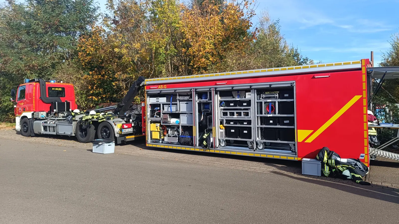 Die Umweltschutzeinheit mit dem Abrollbehälter Gefahrgut. (Foto: Kreisfeuerwehr Schaumburg)