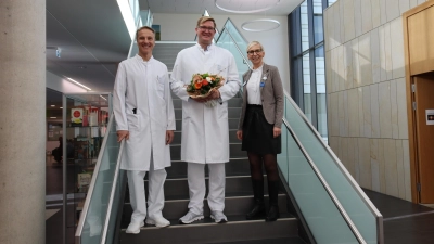 Dr. Söhnke Theiß, Ärztlicher Direktor (links), begrüßt gemeinsam mit Geschäftsführerin Diana Fortmann (rechts) den neuen Chefarzt der Allgemein- und Viszeralchirurgie, PD. Dr. med. Kai Timrott. (Foto: Agaplesion)