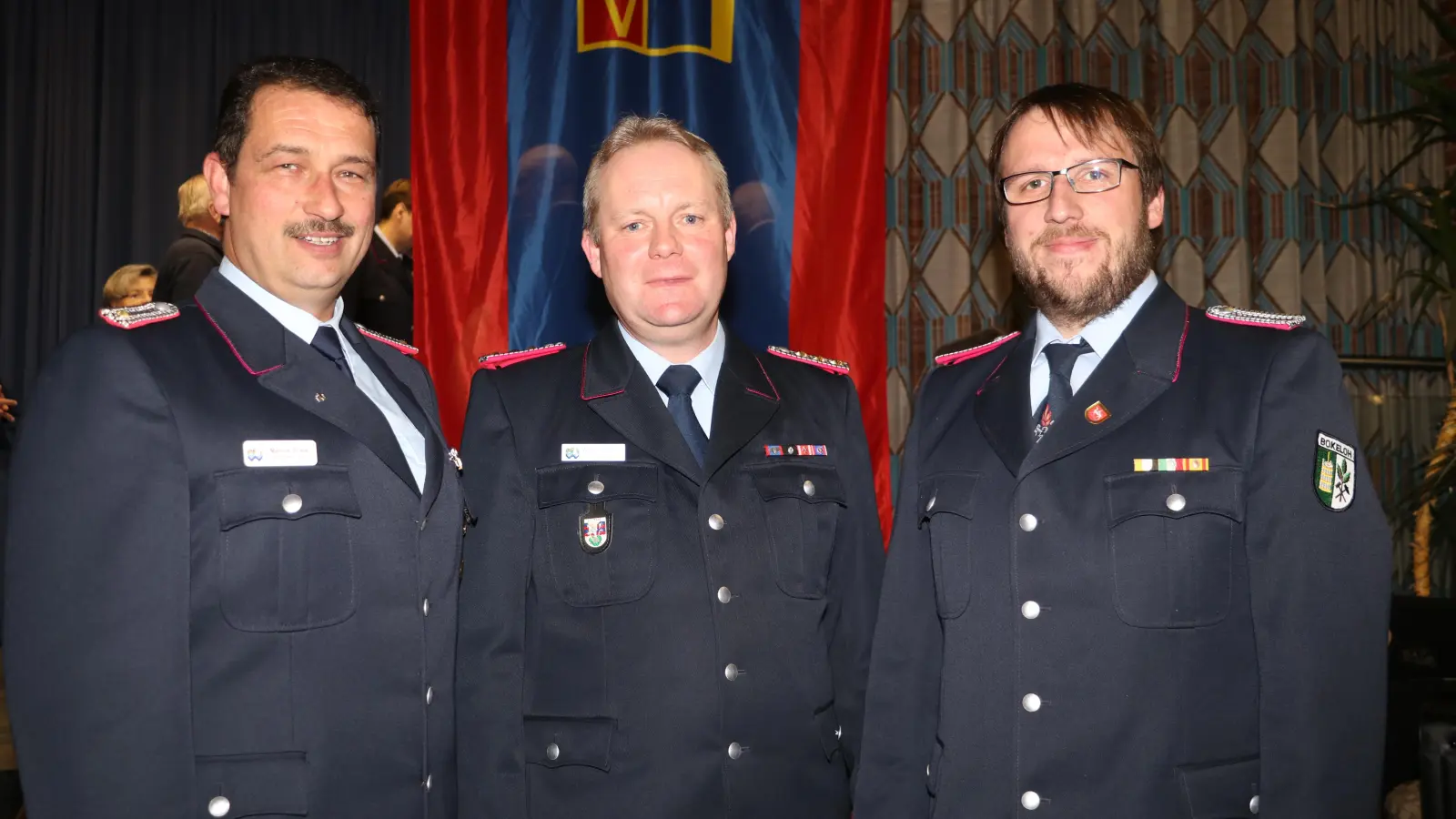 Stadtbrandmeister Martin Ohlendorf (Mitte) verabschiedet Marcus Thiele (li.) und begrüßt Dirk Hartmann (re.).  (Foto: gi)