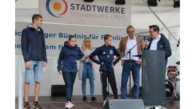 Im vergangenen Jahr konnten alle Besucher des Familientages die Sportlerehrung am dem Marktplatz live mitverfolgen - diese Form würden einige gerne künftig beibehalten und die Sportlerehrung umgestalten. (Foto: nh)