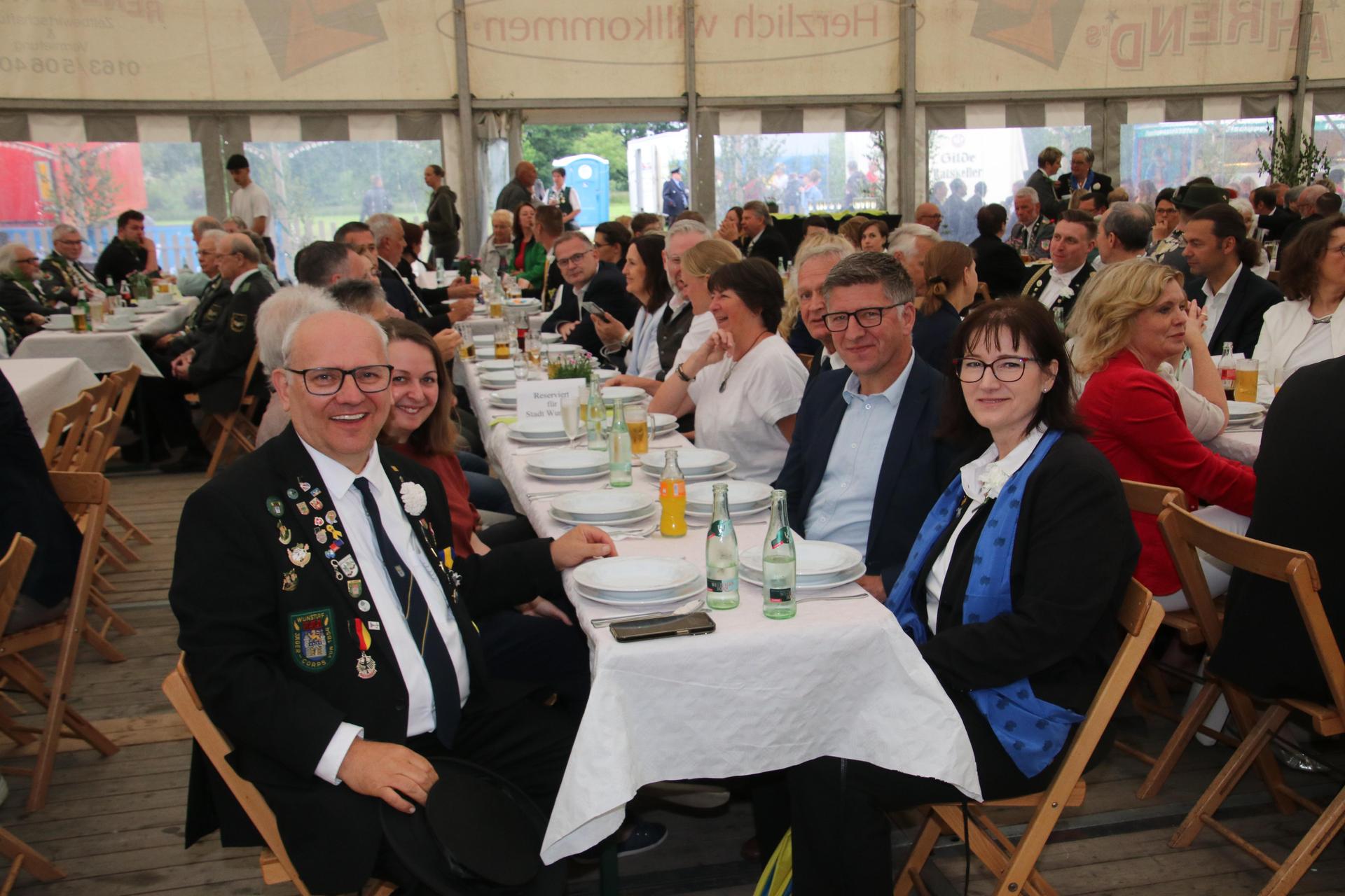 Impressionen aus dem Festzelt. (Foto: gi)