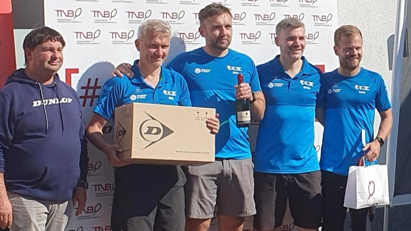 Das Team Sönke Bruns, Anton Smirnov, Christoph Friedel und Dennis Heine schafft im Vereinspokal des Tennisverbandes den zweiten Platz. (Foto: privat)