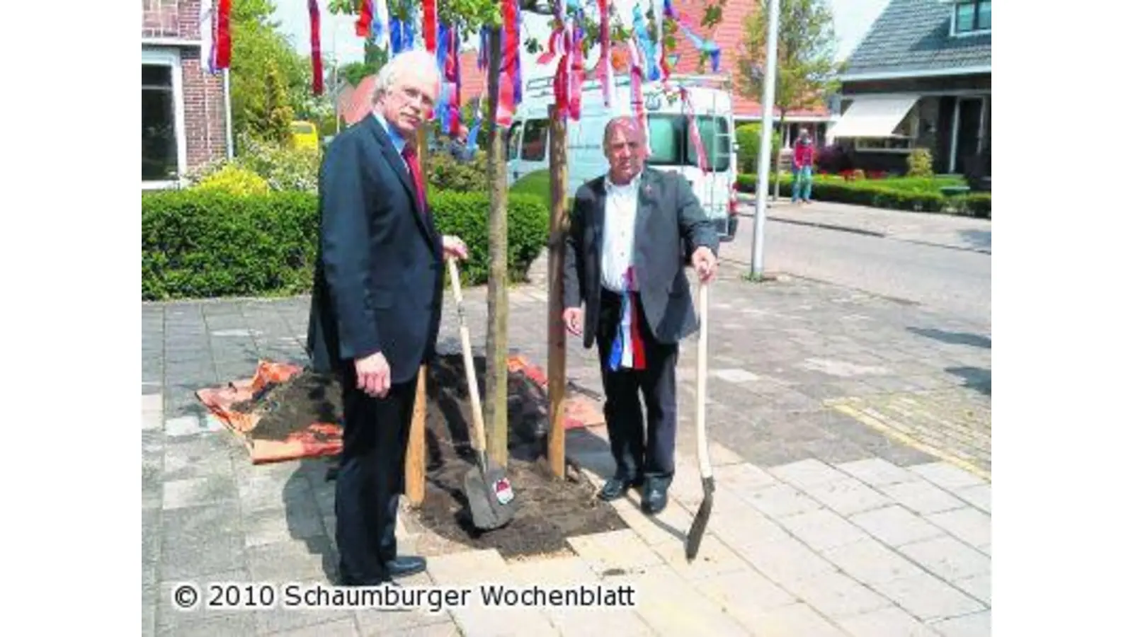 Bürgermeister pflanzen gemeinsam Eiche (Foto: red)