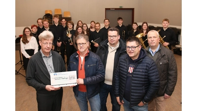 Andreas Meyer (v. li.), Dirigent der Ratsband, nimmt den Spendenscheck von Holger Masche, Lennart Wilkening, Thomas Sennholz und Christian Schweer entgegen. (Foto: bb)