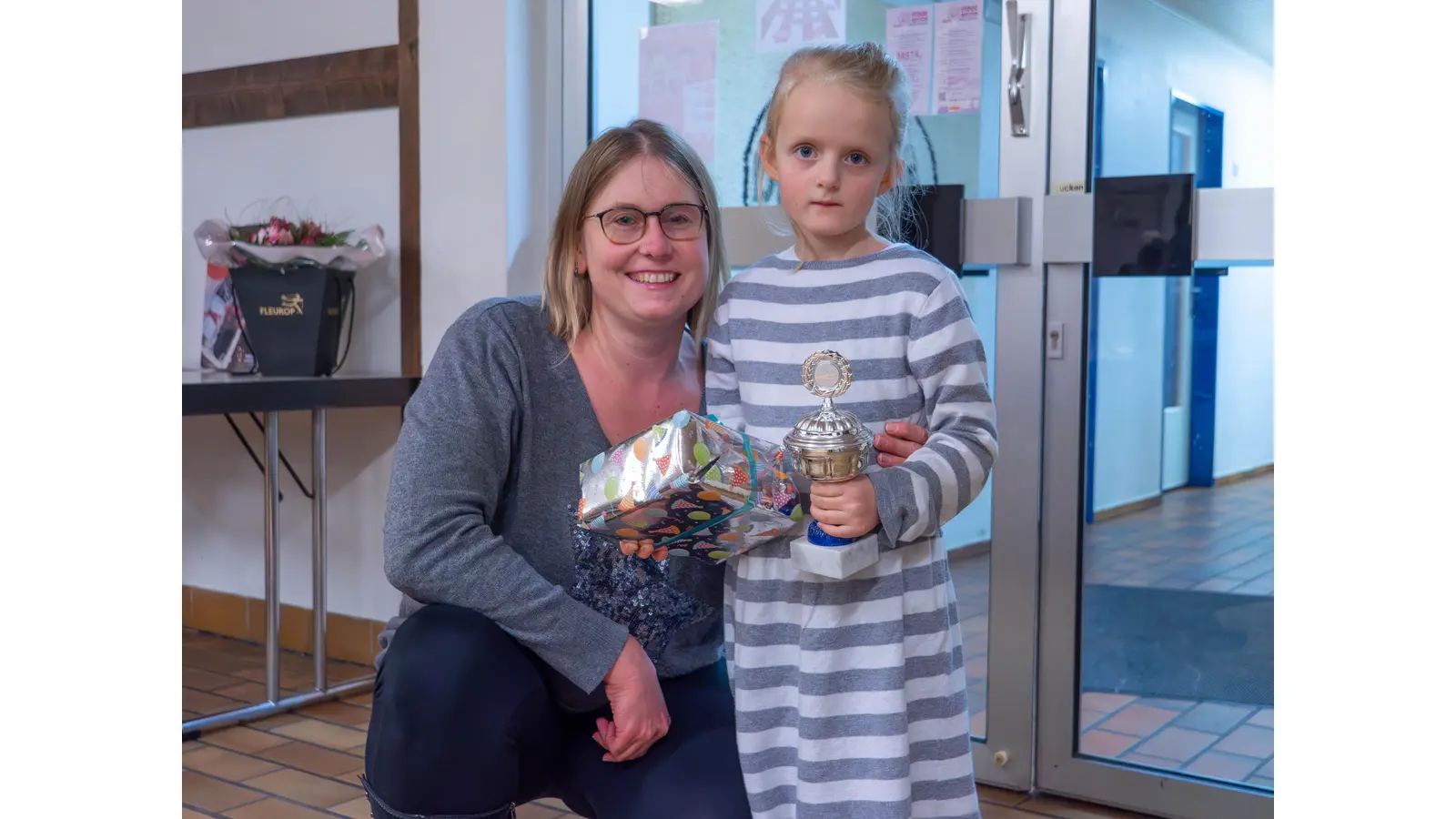 Pia Marie Wille (rechts) erhielt den Werner-Heinsch-Pokal von Jessica Kühnel überreicht (Foto: wk)