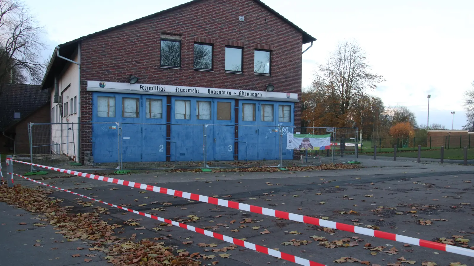 Der Vorplatz an der Mehrzweckhalle ist bereits gesperrt, es wird auf den Abrissbagger gewartet.  (Foto: gi)