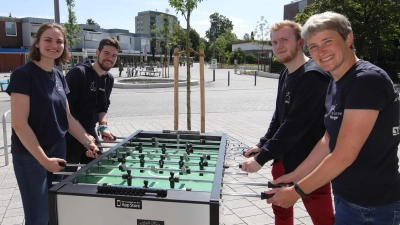 Trainieren schon einmal in der neuen „Barneplatz-Arena” (v.li.): Kim Grove und Philip Kohne sowie Liam Draheim und Nicole Brickwedel.  (Foto: tau)