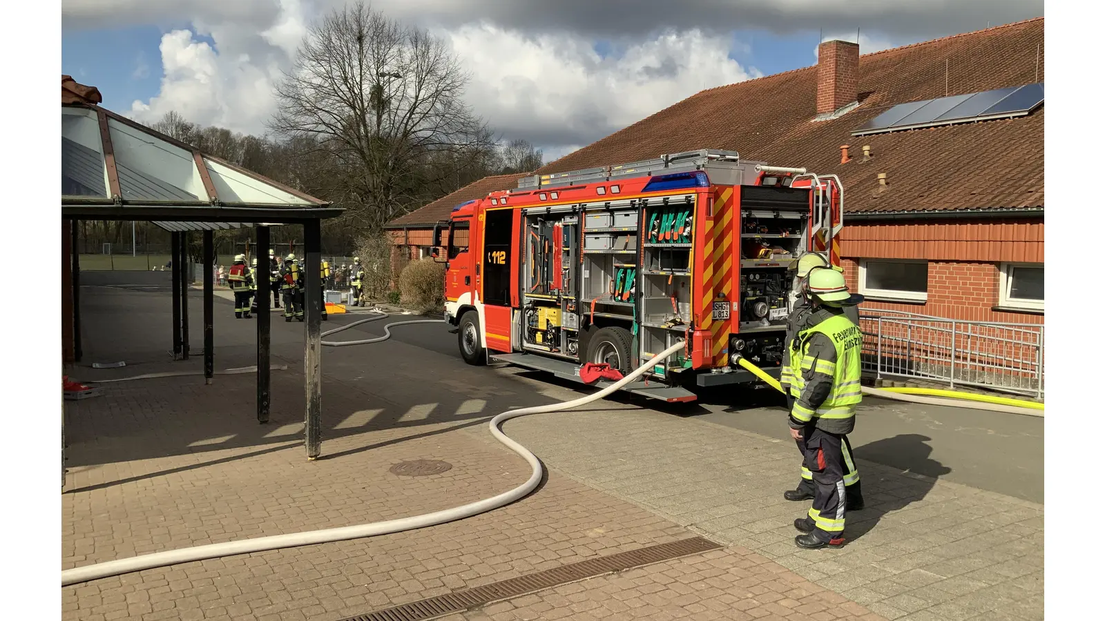 Vom Hof der Grundschule aus begann das Hilfeleistungslöschfahrzeug (HLF) Luhden mit dem Aufbau des Innengriffs.  (Foto: privat)