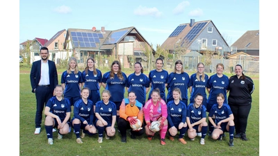 Das Team der FSG freut sich über die Trikotspende, die Sponsor Semih Yilmaz von der Fielmann-Filiale Stadthagen übergibt. Es sind noch einige Rückennummer frei, die FSG sucht weitere Spielerinnen. (Foto: privat)