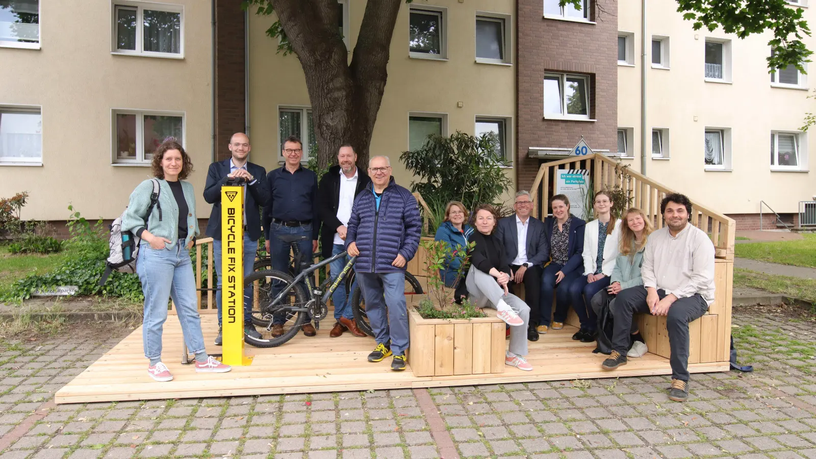 Neues Parklet eingeweiht: Die Servicestation steht erst einmal für ein Jahr. (Foto: tau)