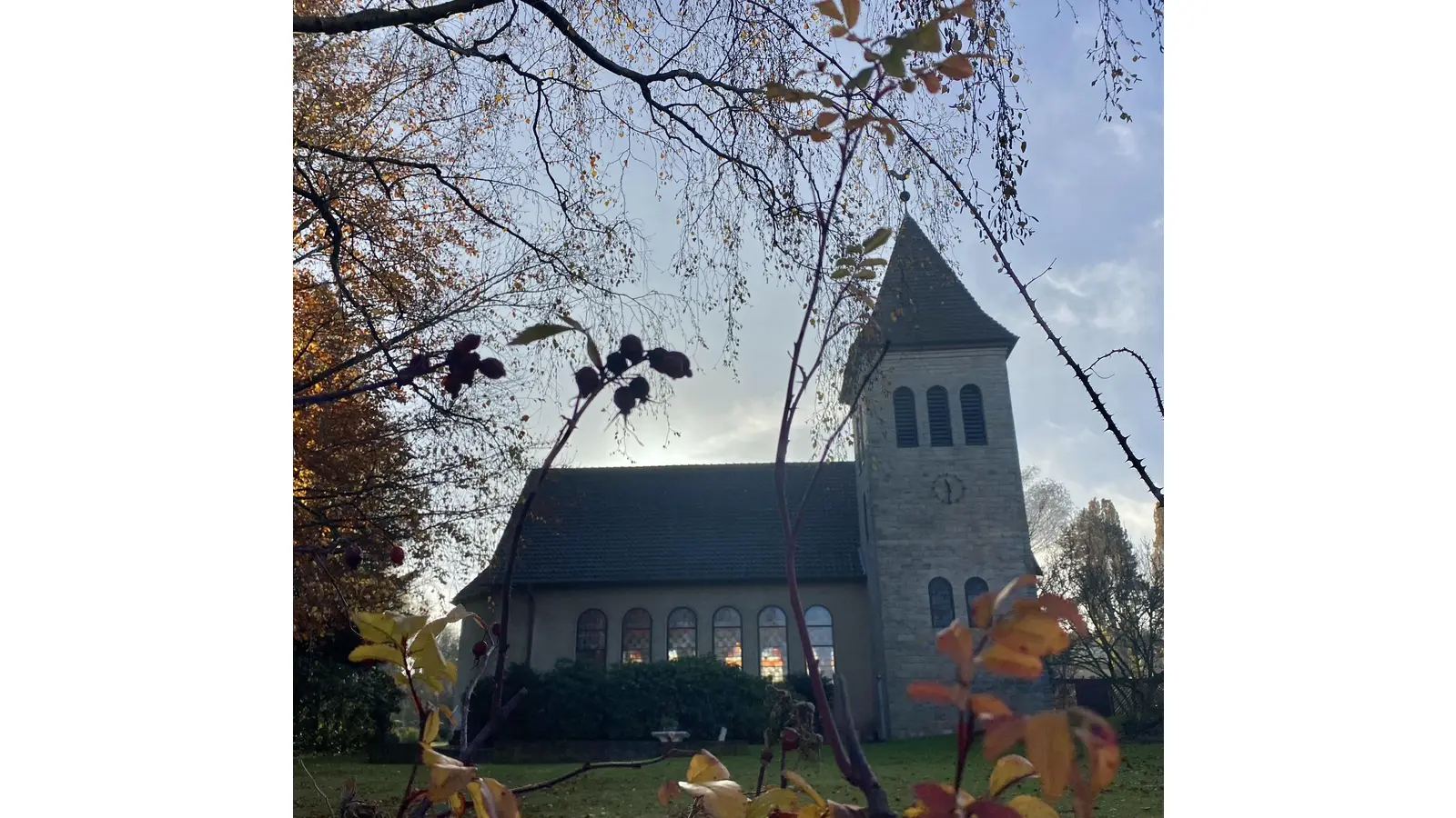 Zum Volkstrauertag findet ein Gottesdienst in der Rogatekirche mit anschließender Gedenkveranstaltung am Mahnmal in Wendthagen statt.  (Foto: Bernd Koller)