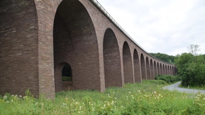 Über einen halben Kilometer lang - die Arensburger Brücke bei Steinbergen. (Foto: ab)