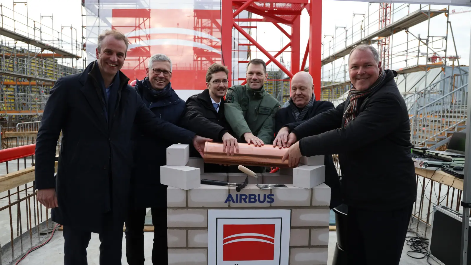 Versenken die Zeitkapsel im Grundstein (v.li.): Jan Köster, Carsten Piellusch, Askold Falkenberg, Markus Knoll, Ronald Ebbers und Christian Sedran.  (Foto: Oliver Seitz)