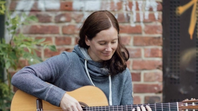 An der Gitarre: Anika Hutschreuther. (Foto: Benjamin Götte)