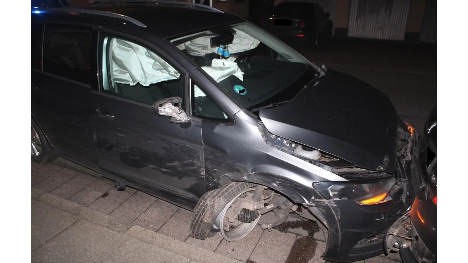 Die Fahrerin des Volkswagens beschädigte beim Unfall fünf weitere Fahrzeuge.  (Foto: Polizei Minden-Lübbecke)