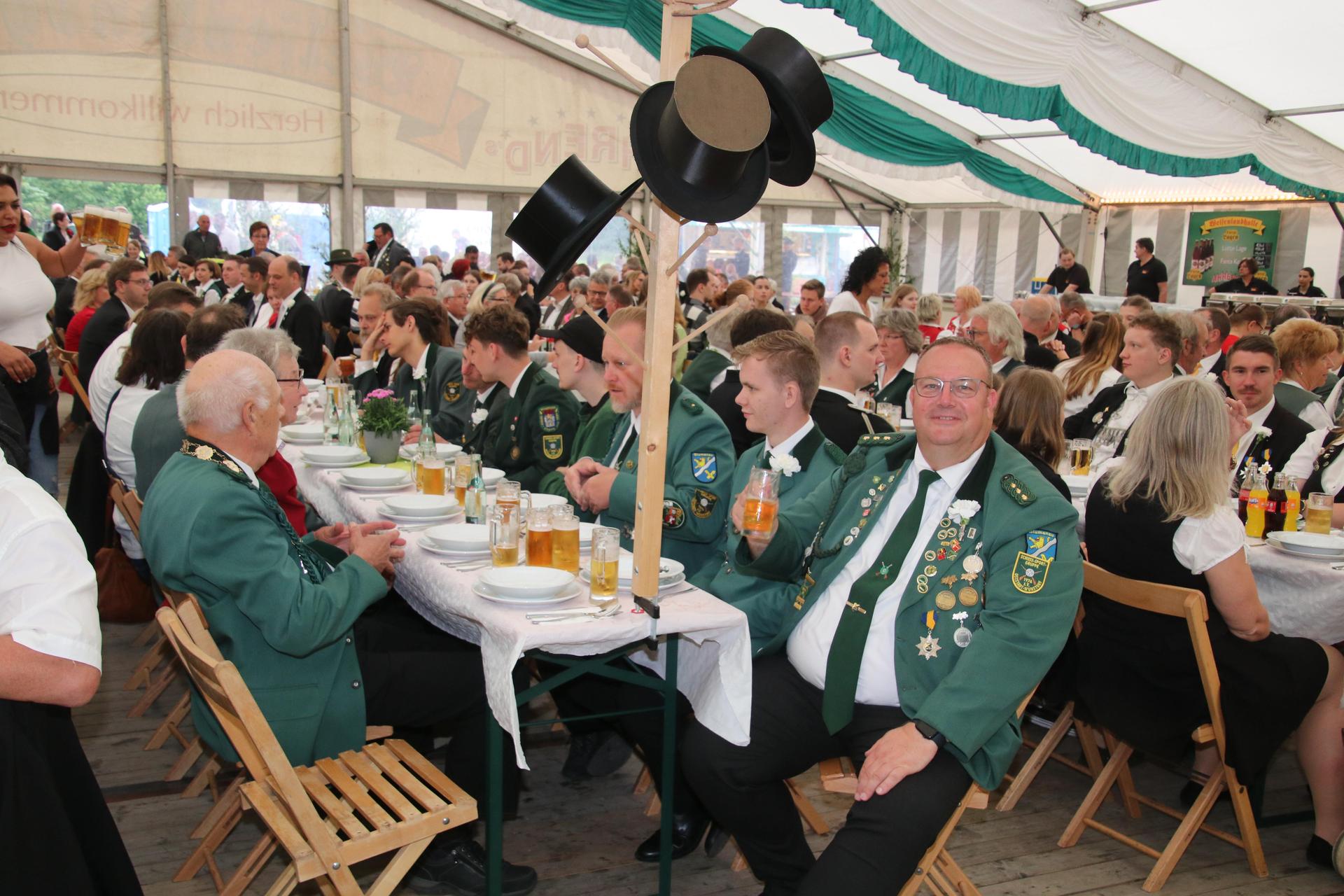 Impressionen aus dem Festzelt. (Foto: gi)