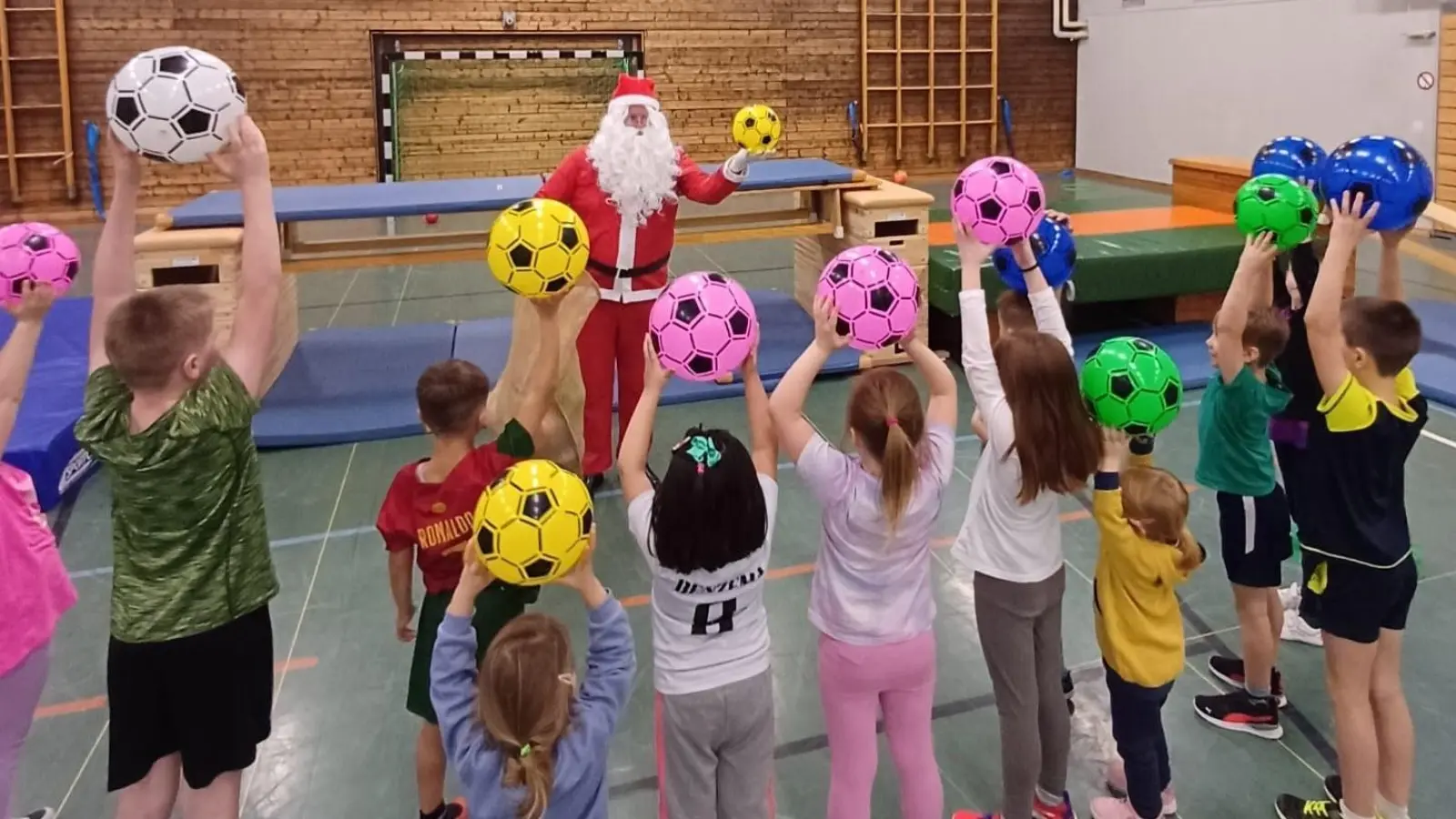 Zusammen mit dem Weihnachtsmann: Beim Kinderturnen geht es hoch her. (Foto: privat)