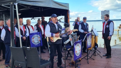 Auf der Badeinsel: Der Shanty Chor. (Foto: privat)