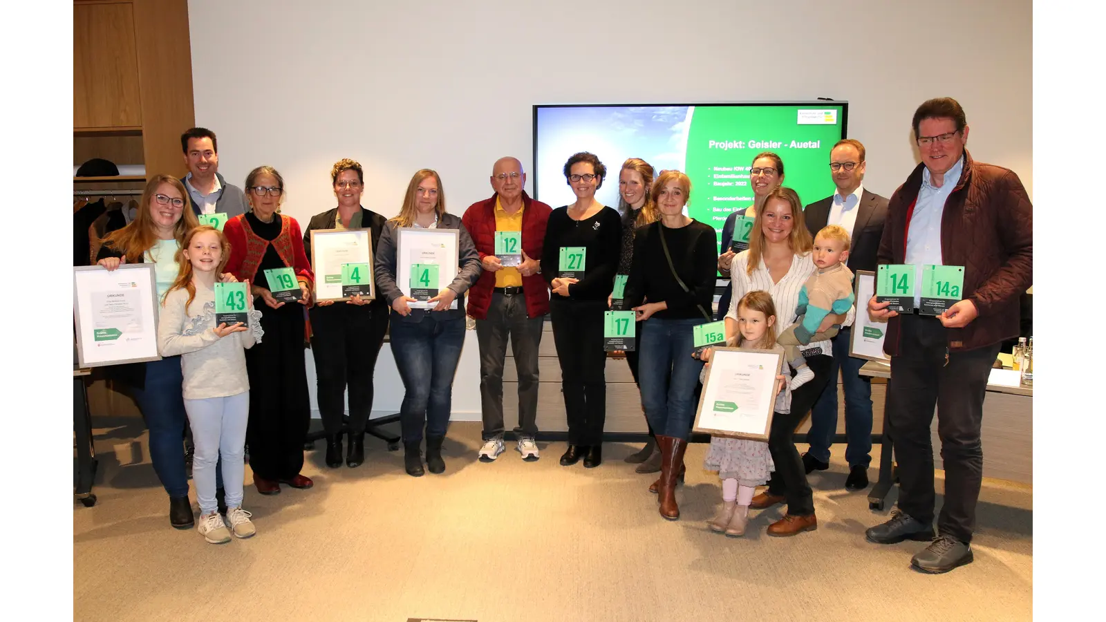 Insgesamt 13 Objekte werden mit der „Grünen Hausnummer“ für besonders klimafreundliches Bauen ausgezeichnet.  (Foto: Borchers, Bastian)