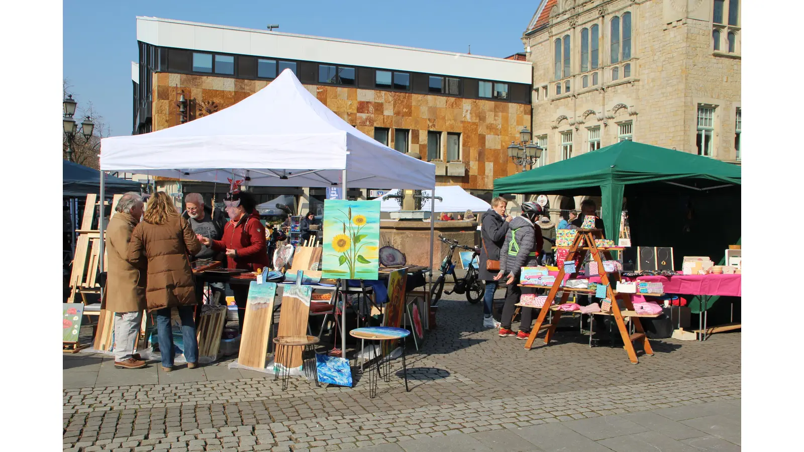 Am kommenden Sonntag wird es wieder farbenfroh und unterhaltsam auf dem Marktplatz, denn auf dem Kunstmarkt OpenArt stellen wieder zahlreiche heimische Künstler ihre vielseitigen Werke aus. (Foto: nh)