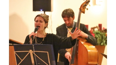 Daniela Hertje und das Kostina-Trio ernten begeisterten Applaus für ihre Interpretationen der Songs von Burt Bacharach. (Foto: Borchers, Bastian)