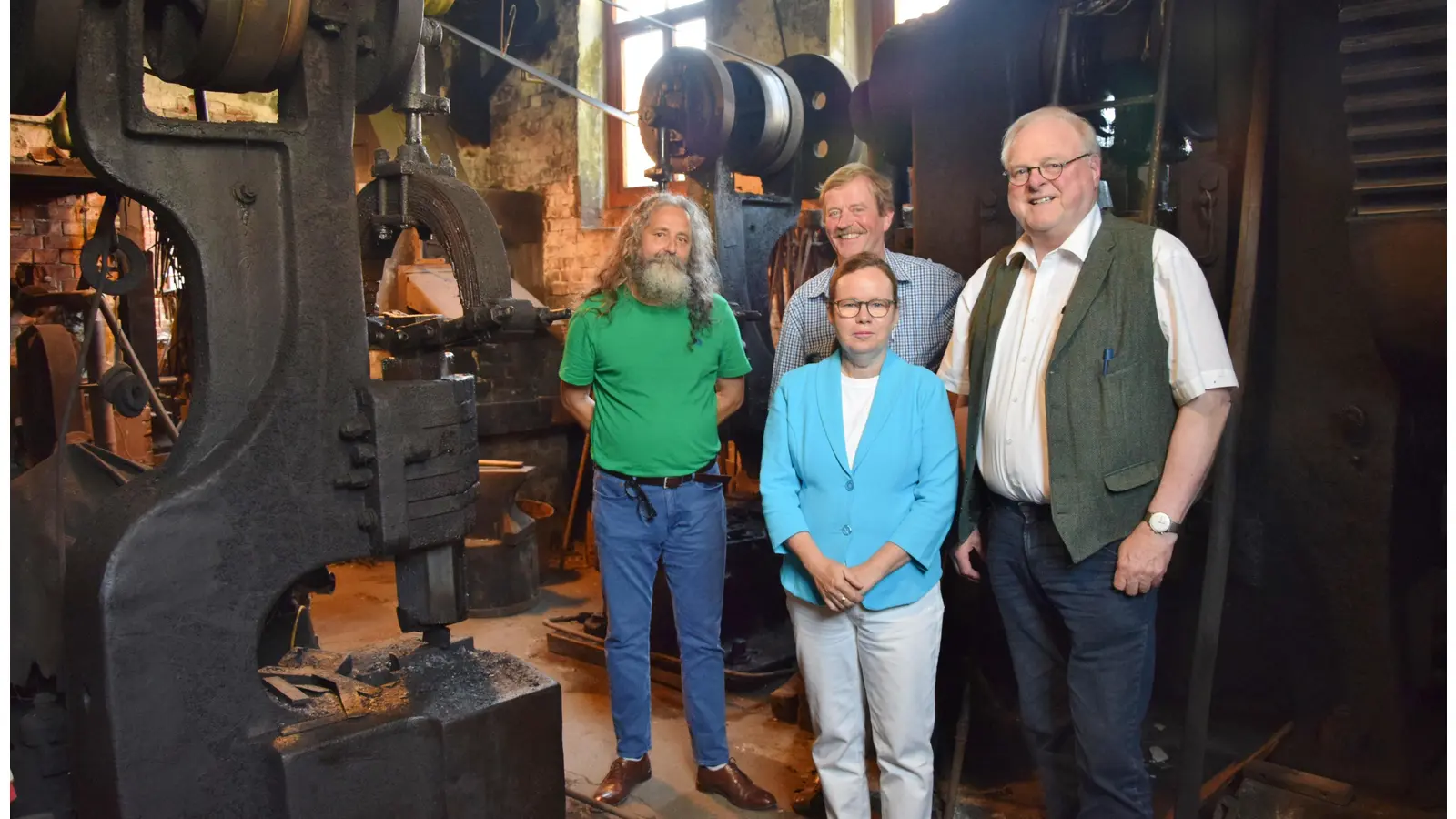 Dr. Lu Seegers und Volker Wehmeyer von der Schaumburger Landschaft werben zusammen mit dem Team des „Eisenhammer Exten“, Christoph Ehleben und Horst Vöge, für den „Tag des offenen Denkmals“ am 8. September. (Foto: ste)