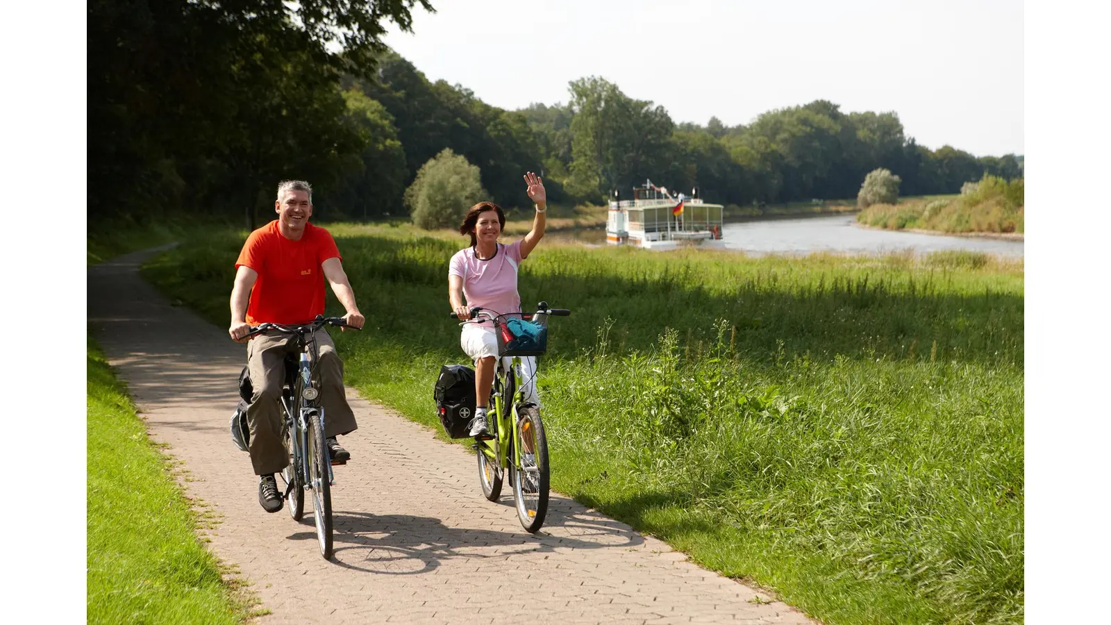 Radfahrer unterwegs auf dem beliebten Weser-Radweg. (Foto: Weserbergland Tourismus e.V.)