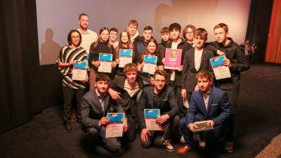 Die Preisträger des Kurzfimlwettbewerbes: Schülerinnen und Schüler des Wahlpflichtkurses Beruftsorientierung und Medien. (Foto: Micheal Wallmüler für ganz schön anders, Kurzfilmwettbewerb)