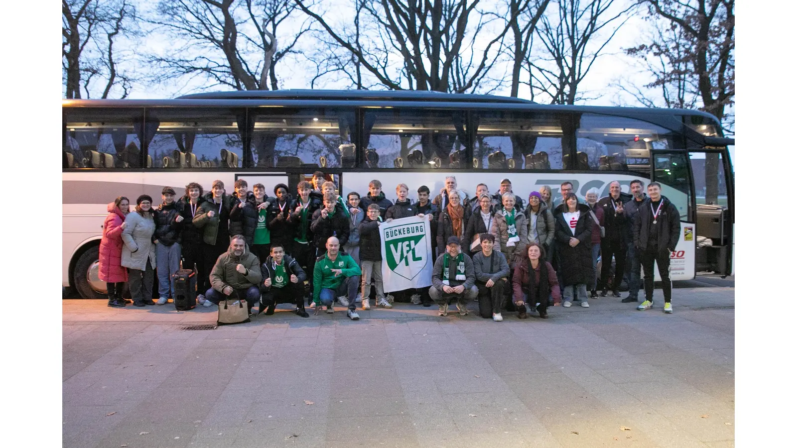 Team incl. Fans vor dem Bus in Hamburg (Foto: LARS HOKAMP)