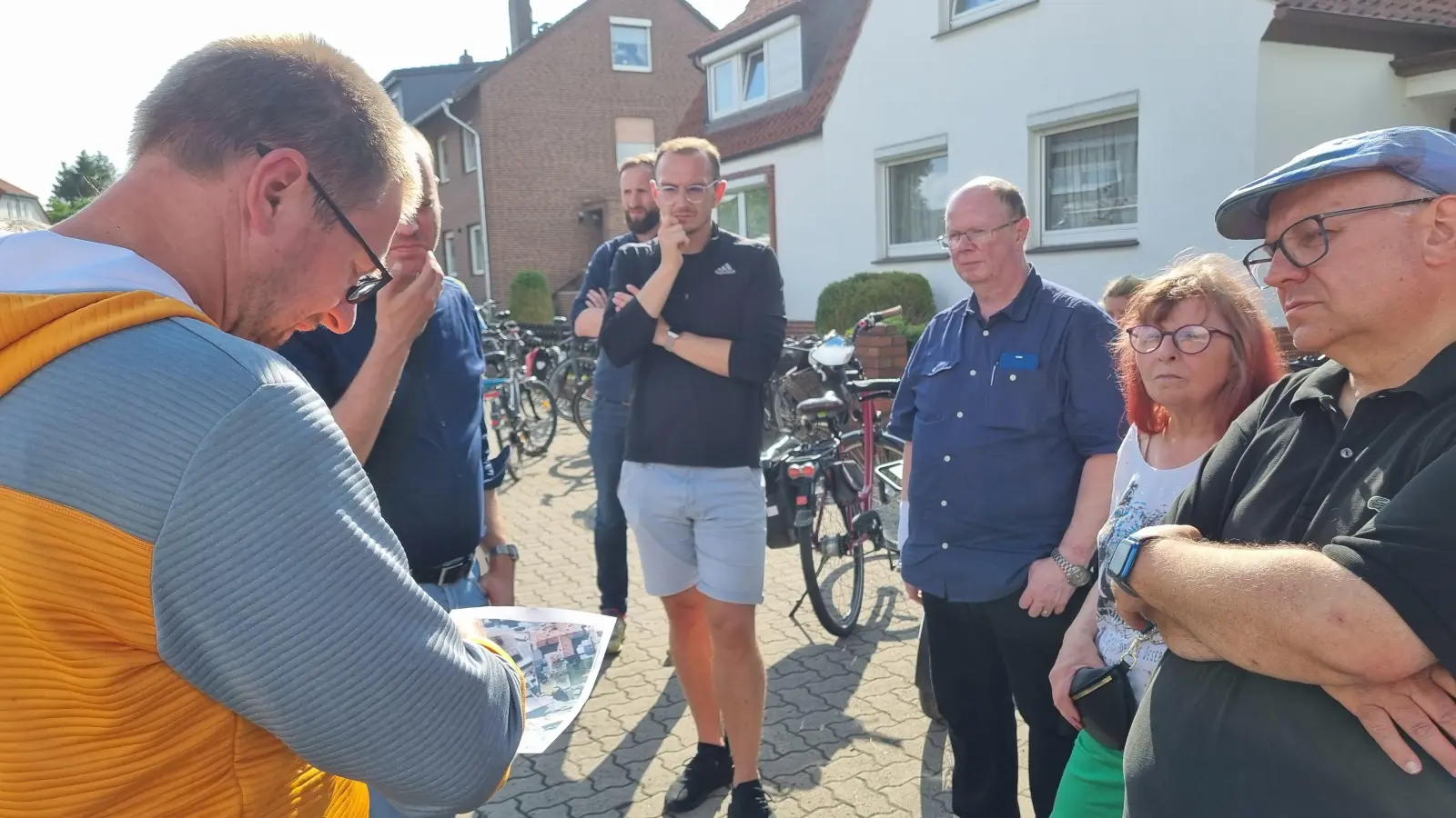 Sprechen über einen verkehrsberuhigten Bereich: Simon Schlüter aus der Bauverwaltung (li.) und Mitglieder des Ortsrates. (Foto: tau)