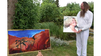 Dietrich Wulf zeigt im „Quellhof” in Langenfeld Werke der verstorbenen Künstlerin Elke Michelle Schnepel, die lange Zeit in Schaumburg ihr Atelier hatte.  (Foto: ste)