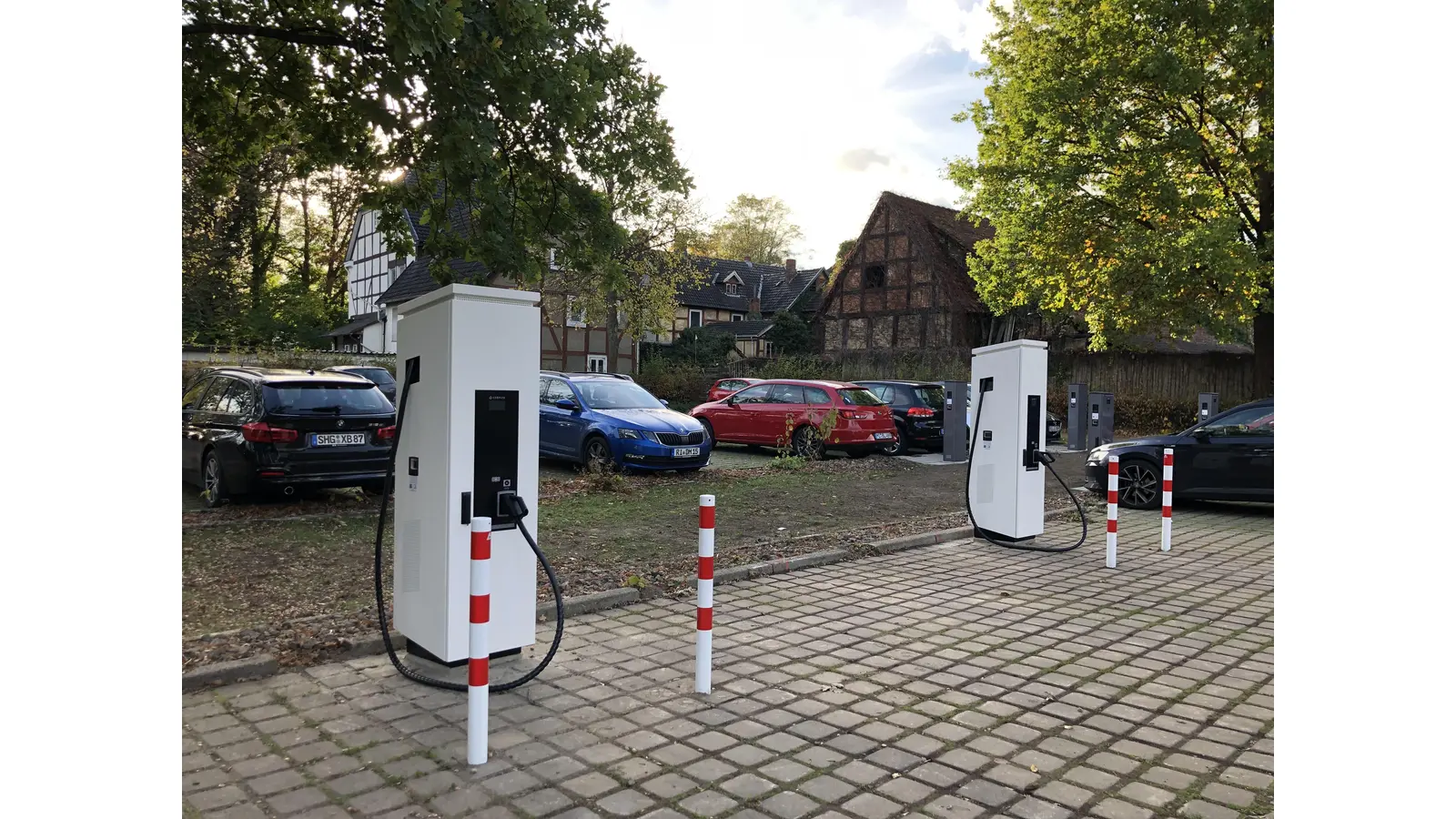 Insgesamt elf neue Ladepunkte wurden am Parkplatz „Am Schlossbach“ hergestellt. Falls sich ein Verbrenner dort hinstellt, werden 55 Euro Bußgeld fällig. 